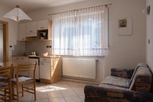 ラブラにあるFerienwohnung im Haus Texel IIIのテーブルとダイニングルームのあるキッチン