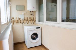 a washing machine in a bathroom with a window at Estudio Alojaguay in Valladolid