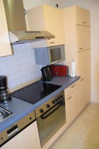 a kitchen with a stove and a microwave at Ferienwohnung Borken in Bad Salzungen