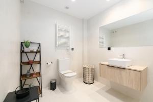 a white bathroom with a toilet and a sink at Elegante y luminoso en Vigo - Apto 4 by CABANA Rentals in Vigo +22 photos