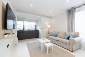 a white living room with a couch and a table at Elegante y luminoso en Vigo - Apto 4 by CABANA Rentals in Vigo