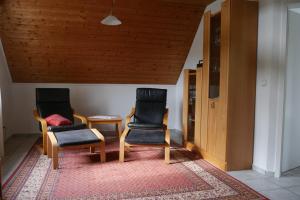 due sedie e un tavolo in una stanza di Ferienwohnung Auszeit a Geeste