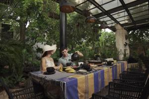 a man and a woman sitting at a table at Shakti Merida-facturamos in Mérida