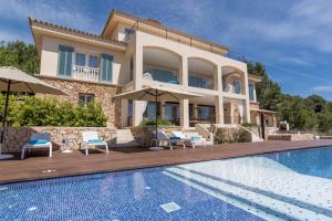 Bazén v ubytování Sheretat nebo v jeho okolí