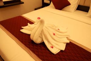 Postel nebo postele na pokoji v ubytování Hotel Sri Kanthan Residency