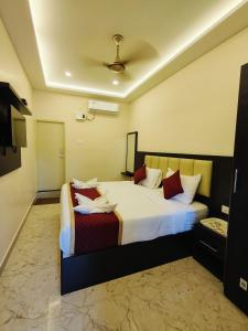 Postel nebo postele na pokoji v ubytování Hotel Sri Kanthan Residency