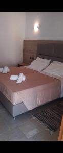 A bed or beds in a room at Pension Nychterida