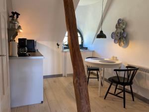 una cucina e una sala da pranzo con tavolo e sedie di Gut Alt Farpen Ferienwohnung 4 a Blowatz