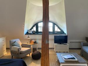 un soggiorno con un divano e una TV di Gut Alt Farpen Ferienwohnung 4 a Blowatz