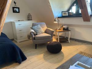 un soggiorno con una sedia e un tavolo di Gut Alt Farpen Ferienwohnung 4 a Blowatz Altre 9 foto