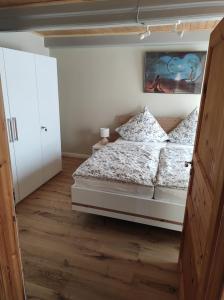 a bedroom with a bed in a room at ehemaliges Müllerhaus in Schortens +3 photos