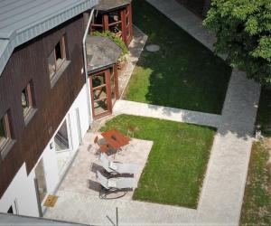 an overhead view of a backyard with a table and chairs at Kastaniennest in Bingerbrück