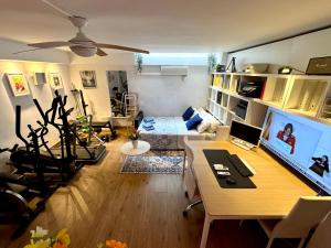 TV a/nebo společenská místnost v ubytování casa en Masnou junto a playa y tren