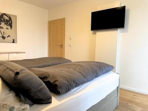 Ein Bett oder Betten in einem Zimmer der Unterkunft Lüftenblick - Ferienwohnungen am Starnberger See, mit Terrasse, Weitblick, Sauna, Kamin, E-Ladestation