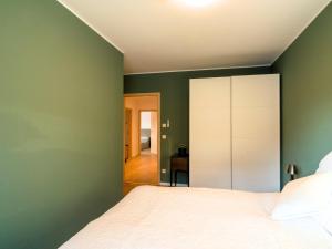 Ein Bett oder Betten in einem Zimmer der Unterkunft Lüftenblick - Ferienwohnungen am Starnberger See, mit Terrasse, Weitblick, Sauna, Kamin, E-Ladestation