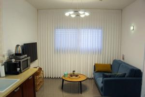 a living room with a couch and a table at סוויטה הילה במצובה in Maẕẕuva