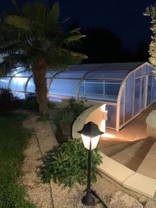 Vonkajšia záhrada v ubytovaní Piscine chauffée-Beauval et Châteaux-