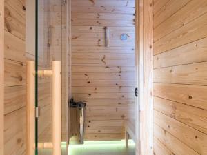 eine Sauna mit Holzwänden und einer Glastür in der Unterkunft Lüftenblick - Ferienwohnungen am Starnberger See, mit Terrasse, Weitblick, Sauna, Kamin, E-Ladestation in Berg am Starnberger See