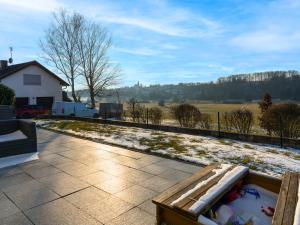 eine Bank auf einer Terrasse mit Schnee auf dem Boden in der Unterkunft Lüftenblick - Ferienwohnungen am Starnberger See, mit Terrasse, Weitblick, Sauna, Kamin, E-Ladestation in Berg am Starnberger See + 36 Fotos
