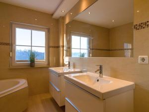 Ein Badezimmer in der Unterkunft Lüftenblick - Ferienwohnungen am Starnberger See, mit Terrasse, Weitblick, Sauna, Kamin, E-Ladestation
