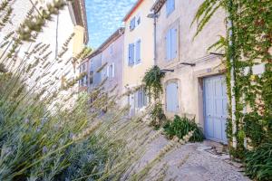 un vicolo in un centro storico con edifici di Maison Charmante au coeur de la circulade-Patio-AB a Bram