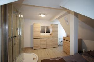 TV a/nebo společenská místnost v ubytování Apartment Kunsthaus Penthouse DG + 17 fotografií