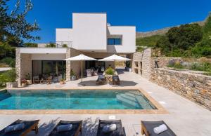 Bazén v ubytovaní New! Villa Praska with private 28,5 sqm pool, 3 en-suite bedrooms, Sauna, 1km to Beach alebo v jeho blízkosti