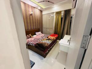 Postel nebo postele na pokoji v ubytování Luxury Flat Mohali Chandigarh ,Party ,JBL MUSIc systm
