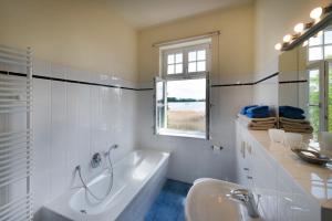 Ένα μπάνιο στο Ferienwohnung 5 mit Seeblick für 4 Personen +8 φωτογραφίες