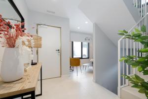 a hallway with a table and a vase of flowers at Elegante y luminoso en Vigo - Apto 4 by CABANA Rentals in Vigo