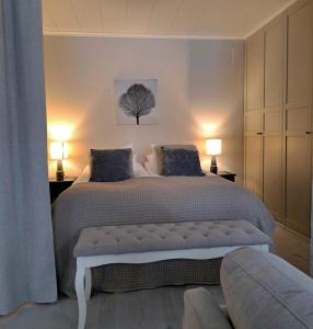 ein Schlafzimmer mit einem großen Bett mit zwei Lampen in der Unterkunft Villa Alicia, oma 85 m2 talo, ilmastointi in Kokkola