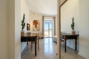 a hallway with two desks and a mirror at Abalto Suites & Rooms in Lecce