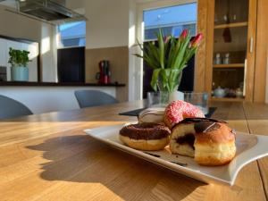 un piatto con tre ciambelle su un tavolo di Ferienhaus 1 a Fehmarn