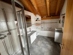 un bagno con doccia, lavandino e WC di Angela a Münster