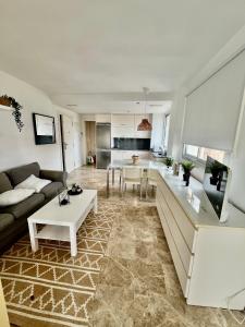 een woonkamer met een bank en een tafel bij Loft beach in Alicante