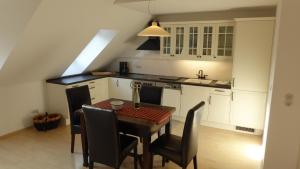 GingstにあるGut Rattelvitz, Galerie E MITTEの部屋にテーブルと椅子のあるキッチン