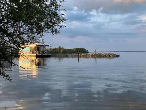 Pokrajina v okolici nastanitve na čolnu oz. ladji