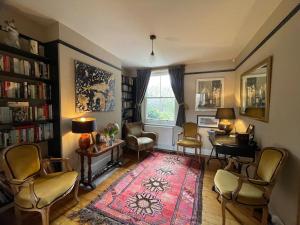 a living room with chairs and a red rug at Large Townhouse in Lewes, National Park in Lewes