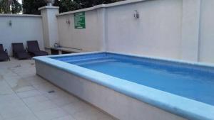 a large blue swimming pool in a building at Departamento céntrico solo para ti in Santa Cruz de la Sierra