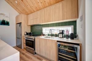eine kleine Küche mit Spüle und Herd in der Unterkunft Windermere UK Inspired Thermal Escape SPA SAUNA in Sainte Béatrix