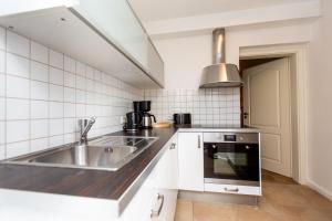 a kitchen with a sink and a stove at kleines Landdomiziel in Damerow
