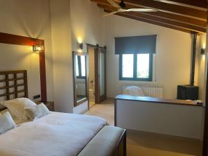 Les Flors - Hotel Rural & Cabanyes客房内的一张或多张床位