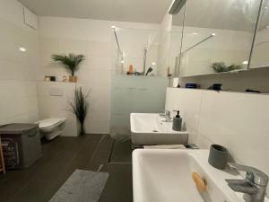 Ένα μπάνιο στο Modern bright apartment