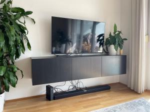 Μια τηλεόραση ή/και κέντρο ψυχαγωγίας στο Modern bright apartment