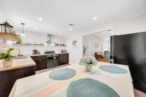 Dapur atau dapur kecil di Cozy Buffalo Getaway Minutes to Downtown & Bills Stadium +11 gambar