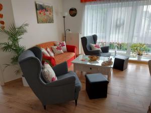 a living room with two chairs and a couch at Ferienwohnung Mohnblume in Sassnitz