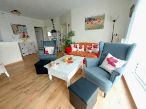 a living room with a couch and a table at Ferienwohnung Mohnblume in Sassnitz