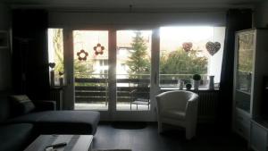 ein Wohnzimmer mit Couch und großem Fenster in der Unterkunft Fewo 8 Steffens in Goslar
