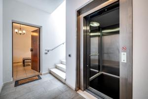 un corridoio con porta a vetri e scala di YD Settimello with parking a Firenze