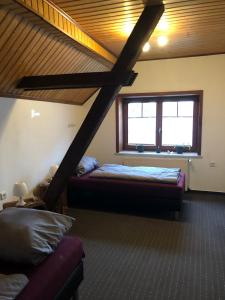 a room with two beds and a window at Lissy's alte Schmiede in Großwechsungen
